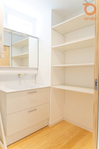 【建物プラン例/洗面室】棚付きの洗面室なら、収納場所に困るタオルもしっかり片付けられてスッキリ快適！