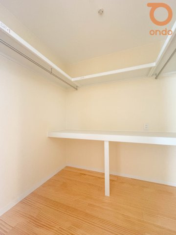 【建物プラン例/ファミリークローゼット】ご家族みんなで使える便利なクローゼットで、衣類や小物をまとめてスッキリ収納できます♪