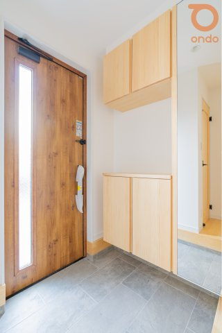 【建物プラン例/玄関】姿見付きのシューズボックスで、出かける前の身支度もスマートに完璧！