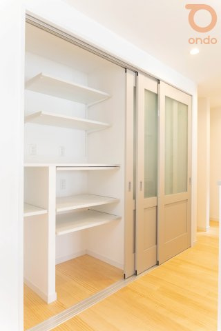 【建物プラン例/RACCO(ラッコ)】ondoオリジナルのキッチン背面収納で、キッチン特有の生活感をすっきり無くせます♪
