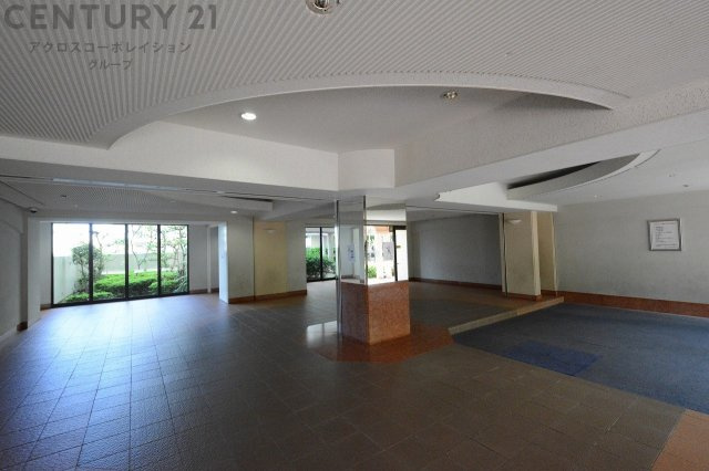 阪急宝塚線「雲雀丘花屋敷駅」または「山本駅」、JR福知山線「川西池田駅」などが利用可能で、通勤・通学のアクセスが良好です。