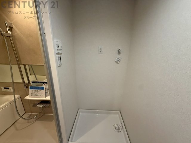 洗濯物の仕分け作業がしやすく、整理整頓が容易になります。洗濯音や湿気を他の部屋に持ち込まず、生活環境を快適に保ちます。上部を活用すれば収納スペースを確保でき洗剤や洗濯用品の整理もしやすくなります。