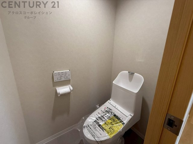 温水洗浄便座付トイレは温水洗浄機能により、暖かい水でおしりを洗浄することができ、冷たい水を使う従来の便座に比べ、温水洗浄機能で暖かいトイレを提供し、快適な使用を可能にします。