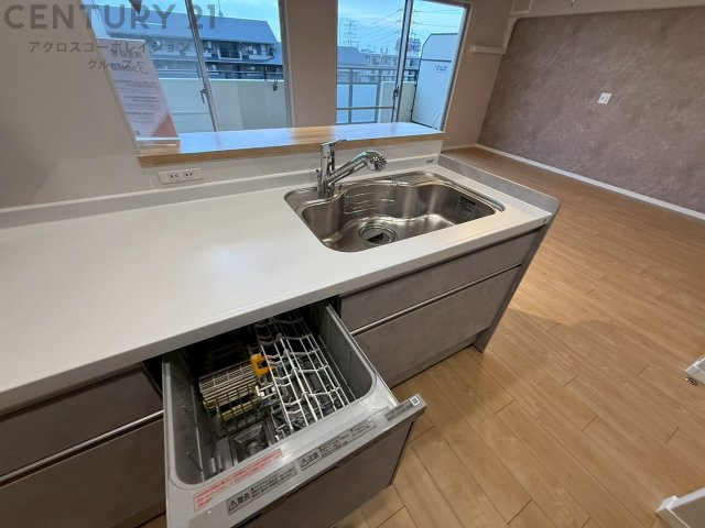 食器洗浄乾燥機は手洗いに比べて時間や労力を節約できます。また、高温のお湯で洗浄されるため、雑菌や細菌を殺菌する効果もあります。さらに、乾燥機能があるため、手で拭く手間も省け衛生的に保管できます。