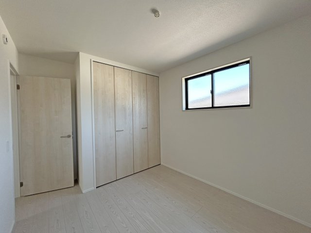 2階5.2帖の洋室、CL完備。バルコニーに面した明るいお部屋です。