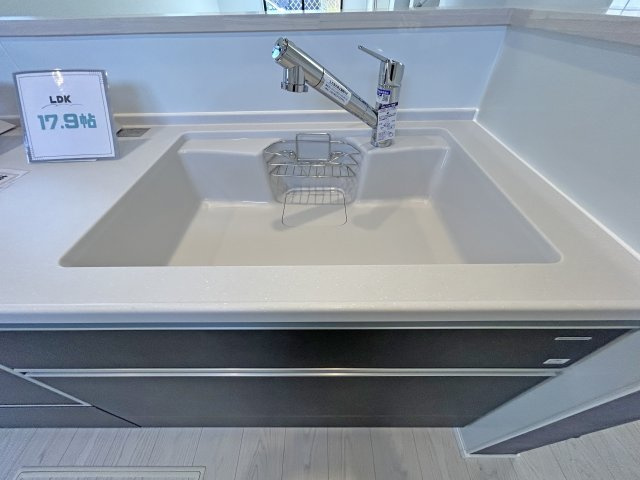 食器や野菜などの水洗いがスムーズにこなせるハンドシャワーのついた水栓。浄水器一体型なので便利です