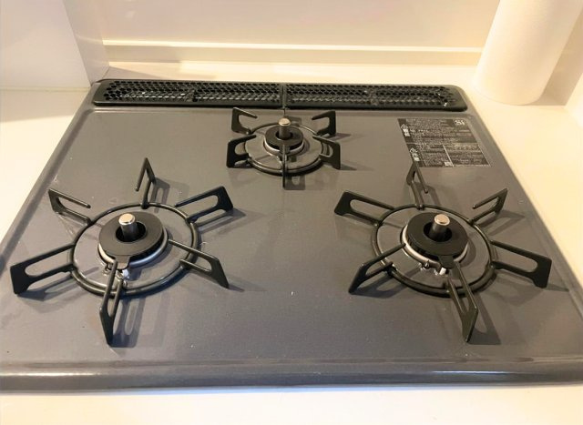 料理がはかどる3口ガスコンロ　※AI加工で家具を消しております。