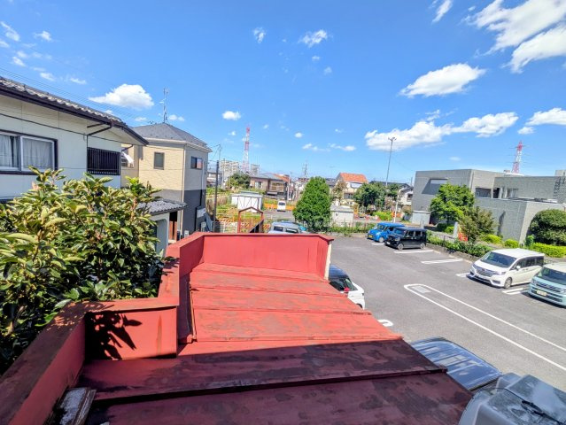 遮る高い建物がなく、大きく広がる青空を望める開放的な眺望です！たっぷりの陽光と風が通り抜ける心地よい空間。周辺は閑静な住宅街で、穏やかな時間が流れる落ち着いた住環境です。