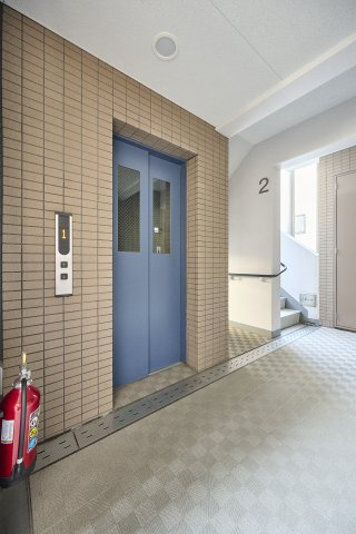 清掃が行き届き、清潔感に満ちた明るいエレベーターホール。管理体制の良さが伺える整然とした空間となっており、日々の移動をスムーズかつ快適にサポートします。