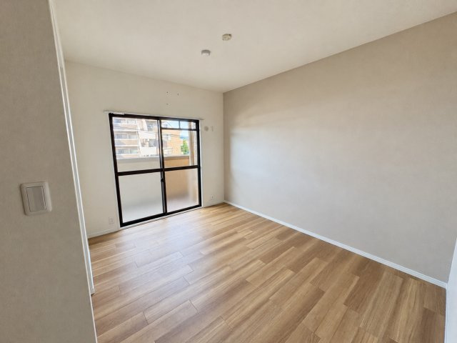 ベッドやデスクを配置して、自分好みのお部屋づくりを楽しめます♪