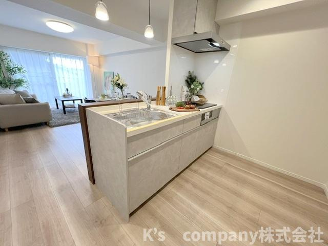 キッチン後方に食器棚と冷蔵庫スペースがあります◇