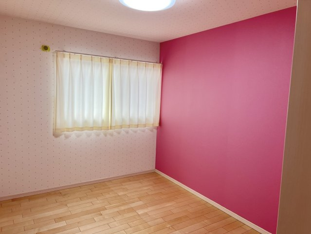 アクセントクロスが印象的な洋室は、子ども部屋としても使いやすいサイズ感。ベッド・デスク・収納を配置しやすく、成長に合わせたレイアウト変更も可能です。窓があり採光も確保され、明るく過ごしやすい一室です。