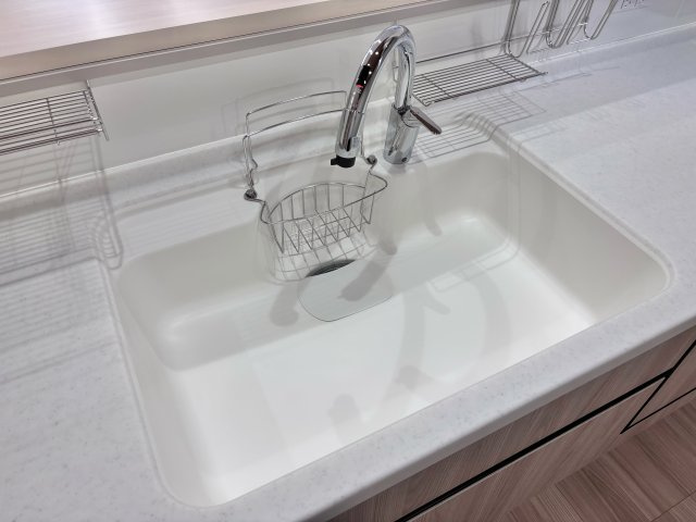 タッチレス水栓！センサー式で汚れた手でも触れずに吐水・止水ができるため、衛生的で掃除の手間が激減します