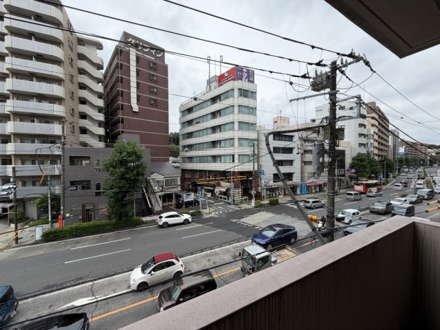 北西側の道路も広く開放的なお部屋となっております！