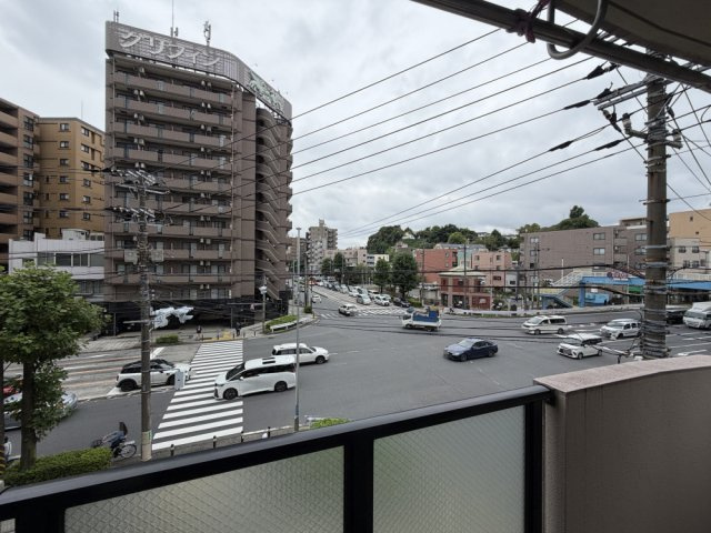 前面道路が広いため前方に建物が無く開放感があります！