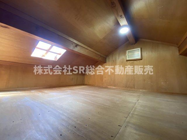 屋根裏収納があり季節ごとに使わない物を収納できます