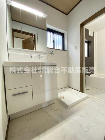 室内洗濯機置場があり広々とした脱衣場です！