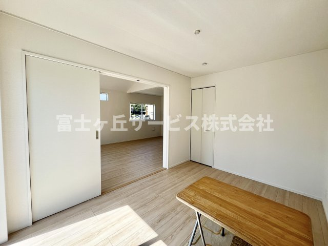 リビング横の洋室です