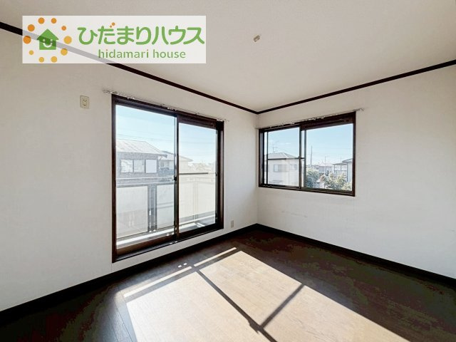 バルコニーに面していて、たっぷり光りの入る明るい主寝室です！
