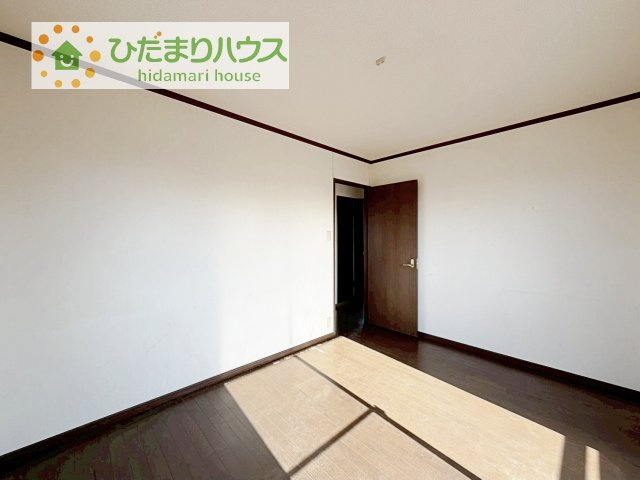 広めの主寝室は、ベッドの他にもパソコンデスクやドレッサーなども置けちゃいます(*^-^*)