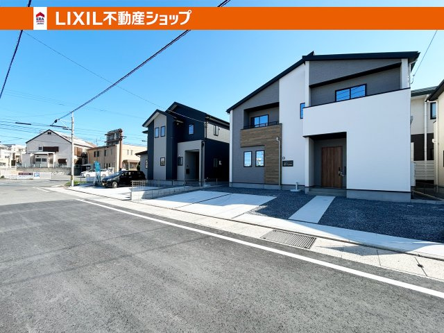 みはらしの良い前面道路です。幅は5.9mあります。撮影3/15