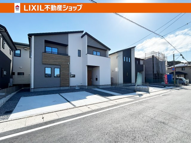 3棟並ぶ新築戸建てです。2号棟のご案内です。撮影3/15