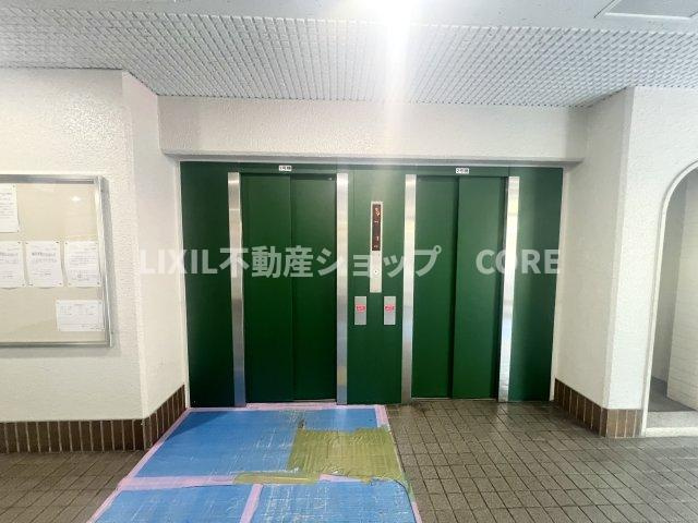 便利なエレベーター完備のマンション。2基あるので混み合う心配もいりません。