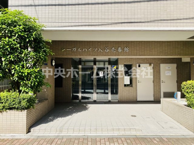 【エントランス】マンションのエントランスは、その物件の印象を決める、顔とも言える場所です。毎日通る場所ですからきれいなのが一番です。