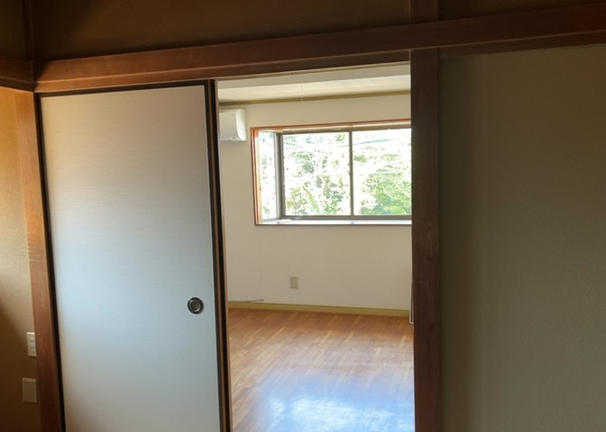 寝室でゆっくりと過ごすためにはベッド周りの適度な空間を担保することや窓の位置、照明の明るさ、寝室の広さなどを考える必要があります。自身や家族の構成とライフスタイルに併せて寝室にする部屋を選びましょう！