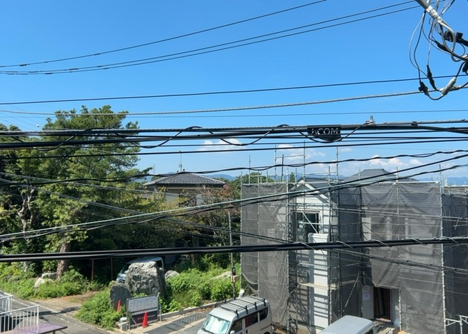 眺望を気にして物件を探す場合、前面に建物が建っていないか現地で確認しましょう！前面に建物があると景色はもちろん、日当たりや風通しにも影響が出てきます。住んだ時のことを想像しながら現地見学をしましょう。