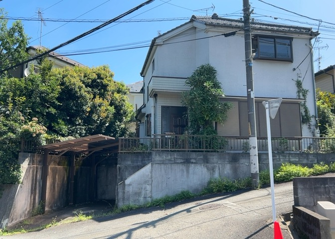 住宅用の土地では前面道路に2m以上接していなければならないと法律で定められています。しかし、お持ちの車のサイズやライフスタイルなどにより、2mでは利便が悪い場合もございますので、事前に確認しましょう。
