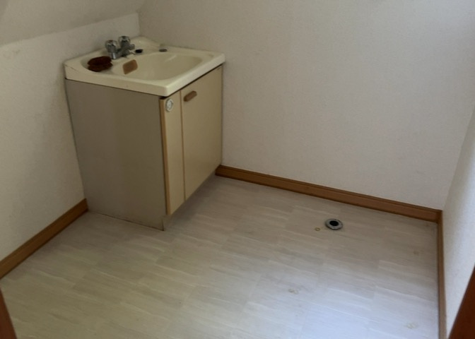 多くの戸建て住宅で見かける洗面脱衣所は、洗面台と洗濯機が2畳ほどのスペースに並べられていて、洗面所が脱衣所を兼ね備えている間取りが一般的です。お客様が利用することもある、パブリックな空間でもあります。