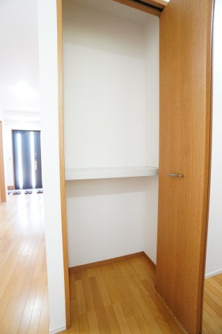 廊下収納？。こちらはよく使うものを収納するといいかもしれません。