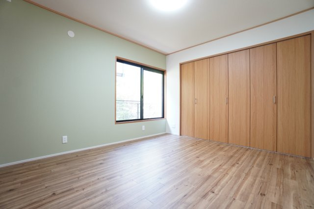 6帖洋室。収納が2ヶ所あるお部屋です。主寝室にいかがでしょうか？