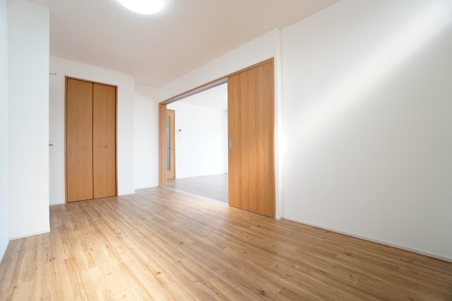 6帖洋室？。LDKの横にあるお部屋になります。