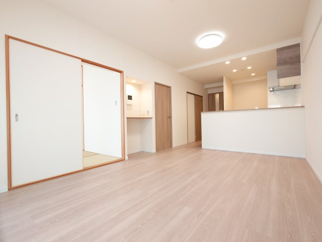 【リノベーション仕様】明るく開放感のある角住戸！3面バルコニー、洋室3部屋＋和室があります♪