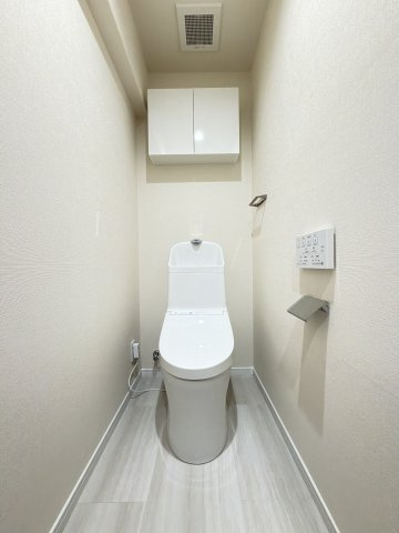 【新品】トイレ交換（収納棚・温水洗浄便座・手洗いカウンター付き）、とても綺麗で清潔感があります♪