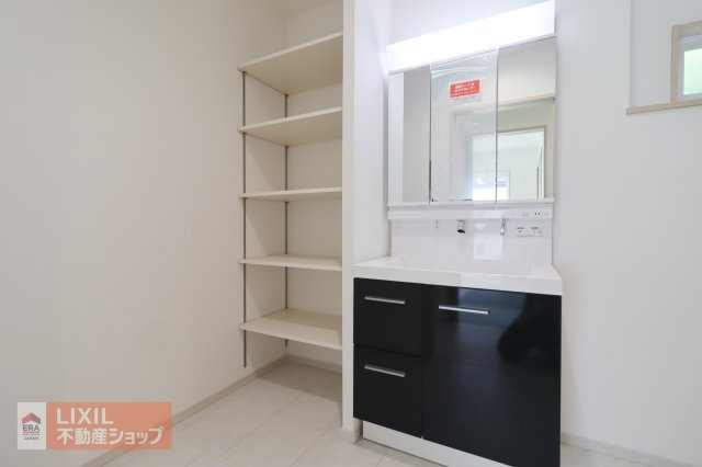 【洗髪洗面化粧台】現地完成写真。ご家族分もたっぷり収納できます！