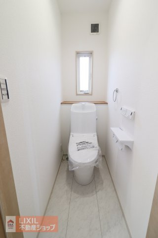 【トイレ】現地完成写真。温水洗浄暖房便座付き。