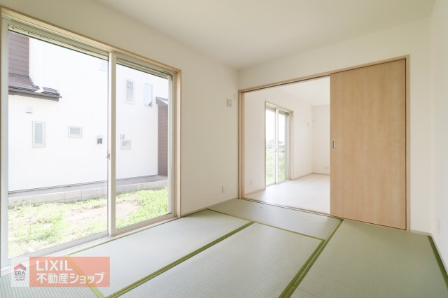 【和室】現地完成写真。ゆったりくつろぎスペース。お子様の遊び場としても重宝しますね♪