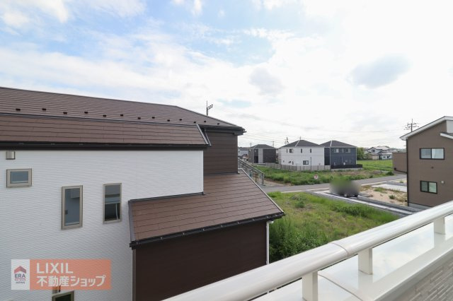 【建物からの眺望】現地完成写真。バルコニーからの景色。十分な間隔が確保されております。