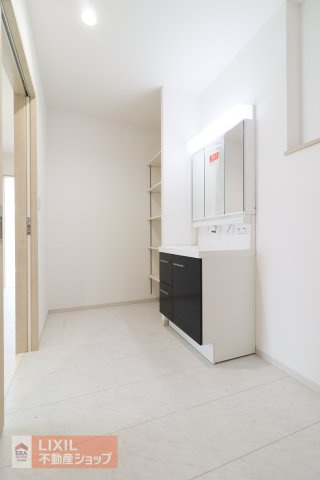 【脱衣所】現地完成写真。洗面脱衣所はゆったりとしたスペースで使いやすいです。