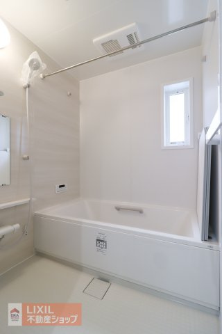 【浴室】現地完成写真。一坪風呂でお子様と一緒でもゆったりと寛げます。