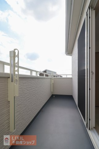 【バルコニー】現地完成写真。広々バルコニーでお布団や洗濯物がたくさん干せます♪