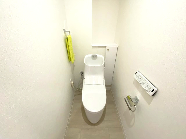 温水洗浄便座は毎日を快適に過ごすための必須アイテム。操作パネルも使いやすい位置に配置されています。