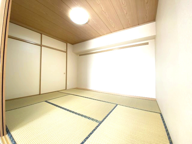 家族が集うリビングのすぐ横に安らぎの和空間。お子様の遊び場から客間、お昼寝スペースまで、多目的に使えるこの和室があなたの暮らしをより豊かに彩ります。