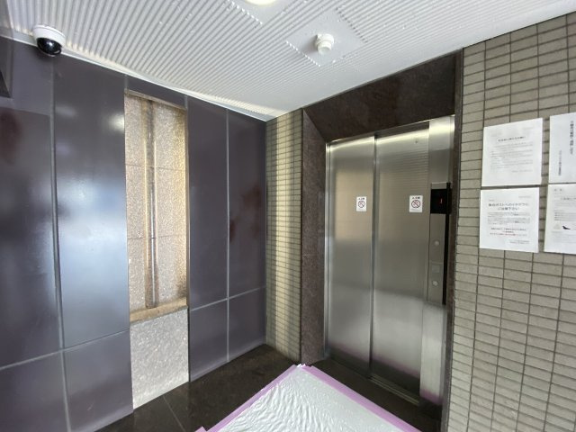 居住フロアへとスムーズに移動できるエレベーターです。大きな赤い扉が特徴的で、建物のアクセントになっています。