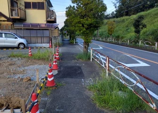 土地の形が極端に長細かったり、狭小地、あるいは道路との高低差がある傾斜地だった場合、後々売ろうとしても買い手がつかない場合もあります。後々、売却することになった時に価値の下がらない土地を選びましょう。