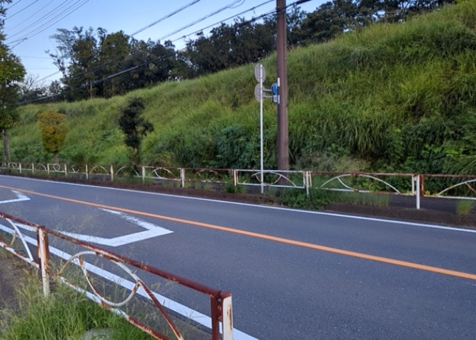 土地の面積＝住宅面積ではありません。建ぺい率の問題などで、土地のある場所によって住宅を建てられる面積は限られています。高さもしかり、「土地」という言葉の中には、建築条件も含まれると考えておきましょう。