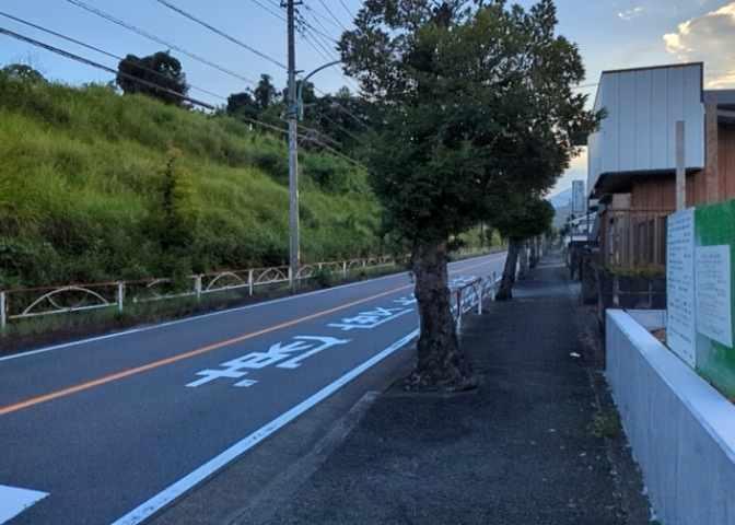 家を建てる場合、方位は要チェックです。現実的に日当たりのよい家ならばリビングは南側、建築基準法でも北側に当たる家への配慮は求められています。土地を見学に行く際は、方位磁針を持って行くようにしましょう。